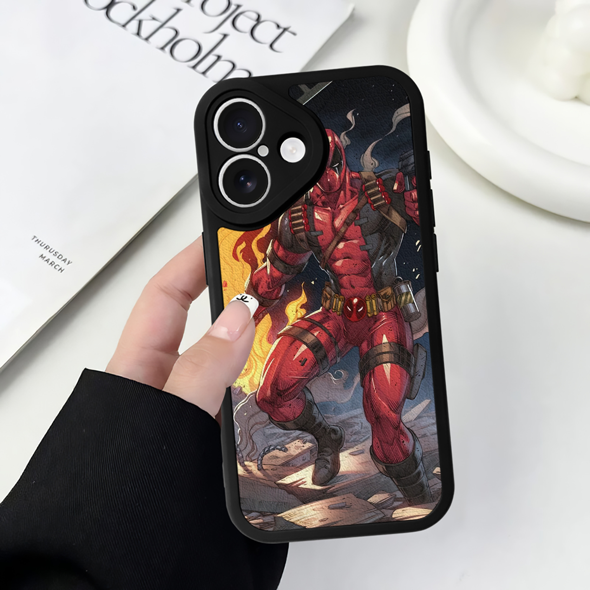 （画像用） Deadpool デッドプール 【iPhone 16シリーズ対応】シリコンスマホケース（レザー調） 材質：シリコン